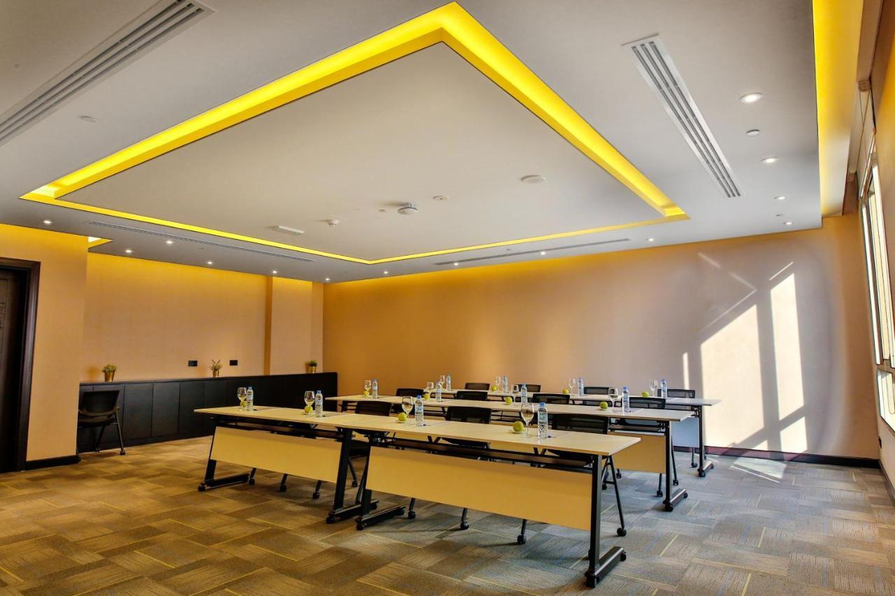 Four Points By Sheraton Production City, דובאי מראה חיצוני תמונה